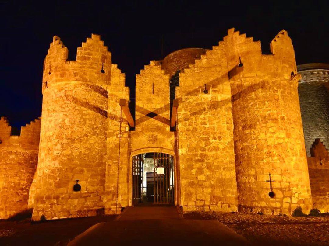 La fortaleza iluminada durante la noche La fortaleza iluminada durante la noche
