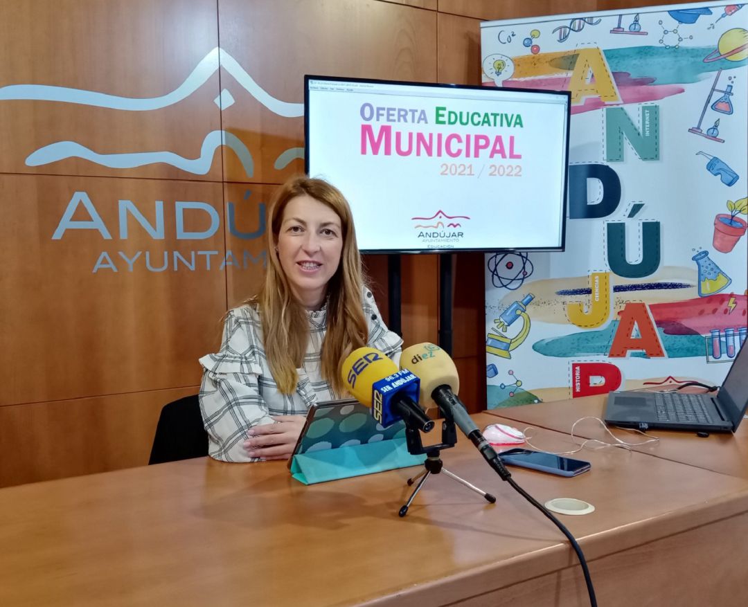 Alma Cámara presentó en el Palacio de Don Gome la oferta educativa municipal. Alma Cámara presentó en el Palacio de Don Gome la oferta educativa municipal.