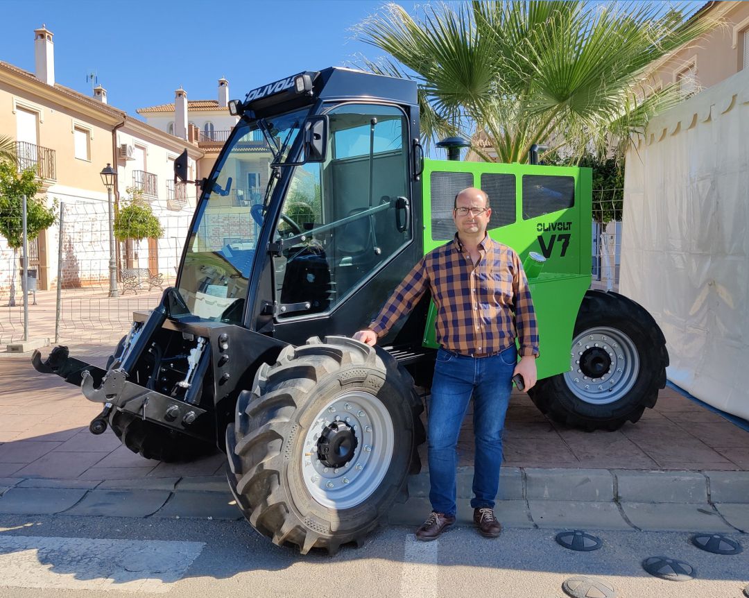Andrés López, el diseñador del prototipo junto al Olivolt durante la Feria de Expofare, celebrada en Fuente Palmera Andrés López, el diseñador del prototipo junto al Olivolt durante la Feria de Expofare, celebrada en Fuente Palmera