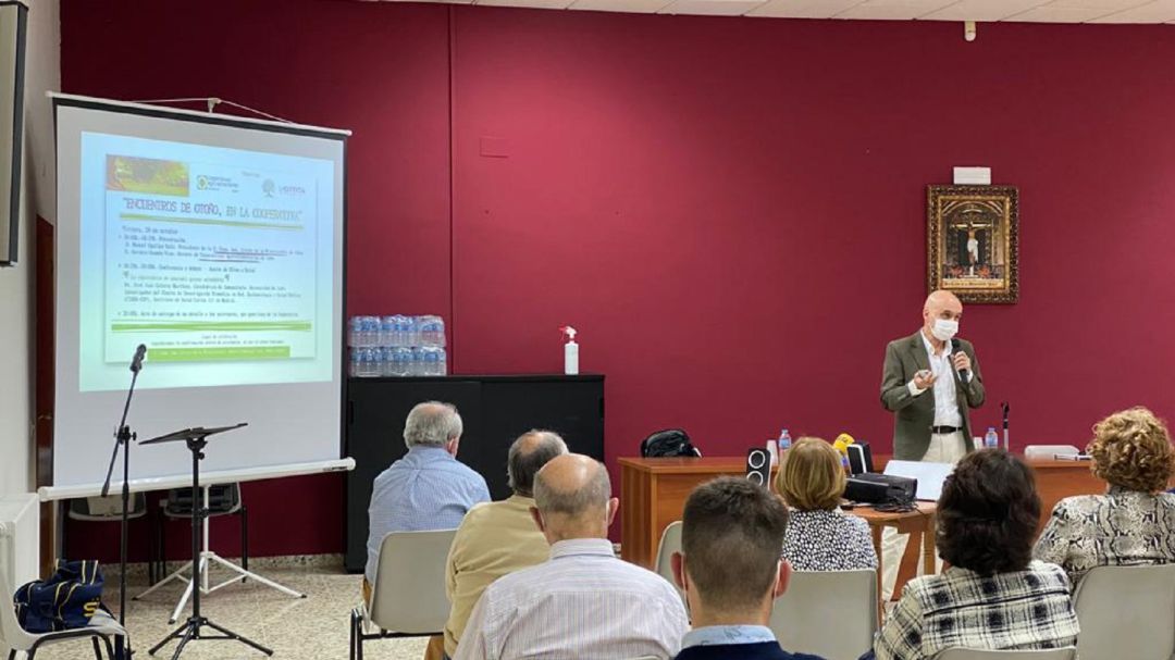 Momento de la conferencia del Dr. José Juan Gaforio, en la Coop. Stmo. Cristo de la Misericordia de Jódar Momento de la conferencia del Dr. José Juan Gaforio, en la Coop. Stmo. Cristo de la Misericordia de Jódar
