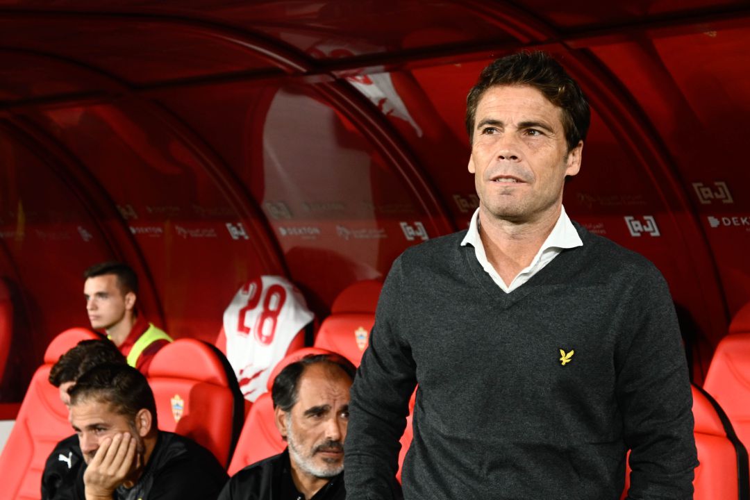 El técnico rojiblanco antes de que comenzara el encuentro. El técnico rojiblanco antes de que comenzara el encuentro.