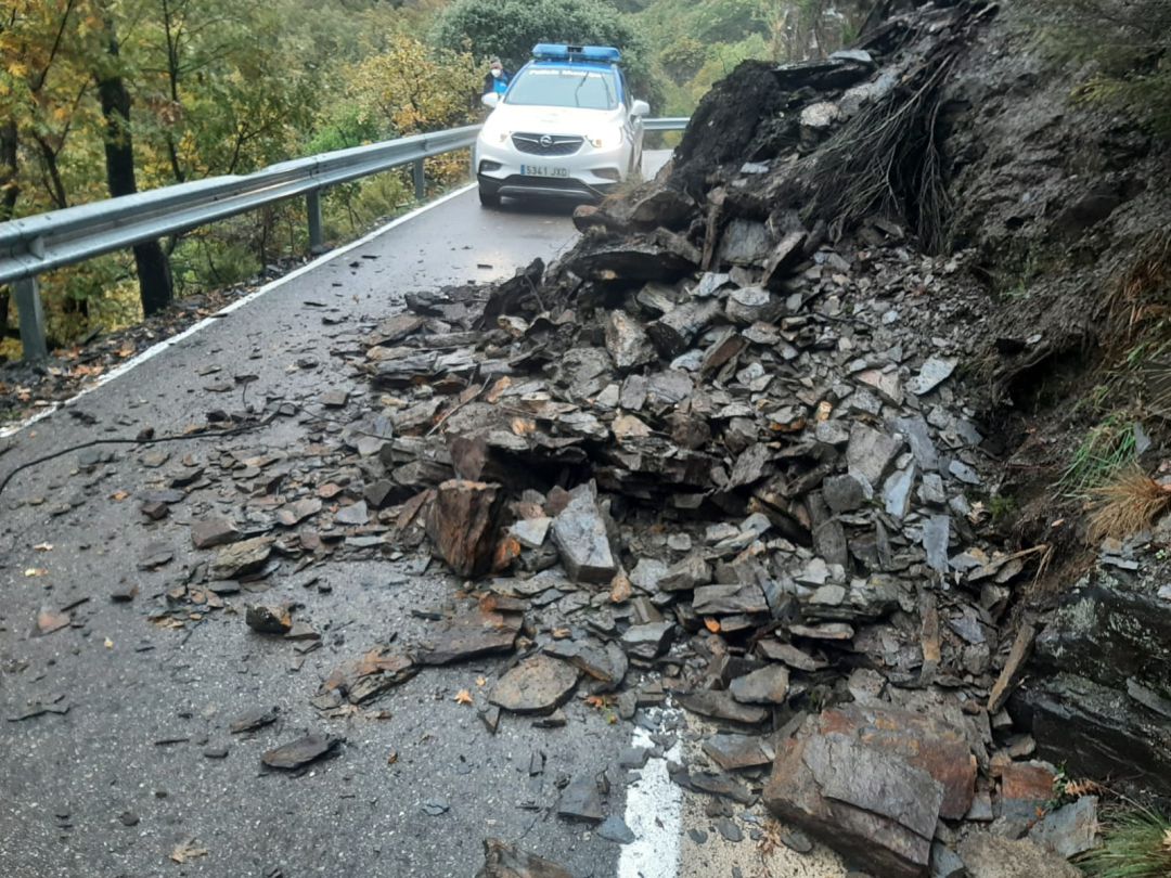 Carretera del Oza, afectada por los desprendimientos Carretera del Oza, afectada por los desprendimientos