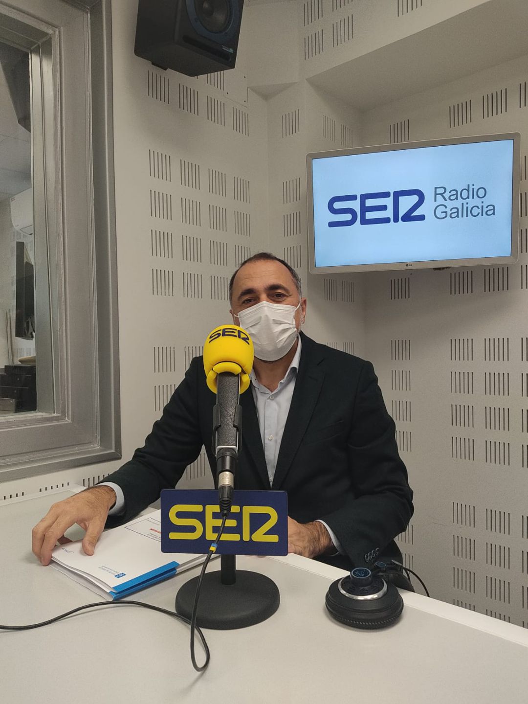 El conselleiro de Sanidade, Julio García Comesaña, en los estudios de Radio Galicia. El conselleiro de Sanidade, Julio García Comesaña, en los estudios de Radio Galicia.