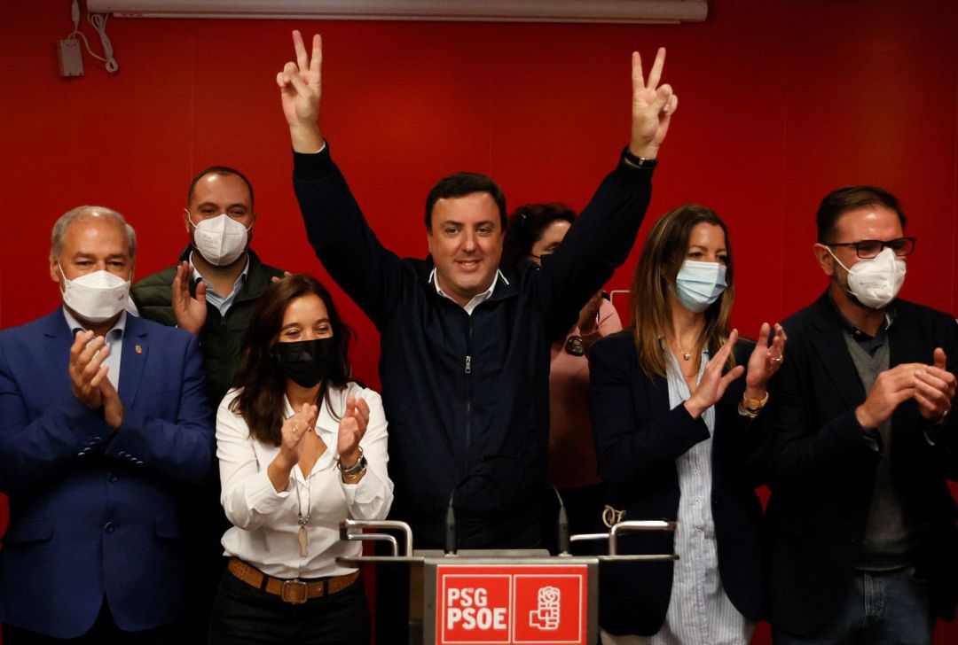 El nuevo secretario general del PSdeG, Valentín González Foromoso, a su llegada a la sede del partido tras el recuento de las primarias, hoy sábado en Santiago de Compostela. El nuevo secretario general del PSdeG, Valentín González Foromoso, a su llegada a la sede del partido tras el recuento de las primarias, hoy sábado en Santiago de Compostela.