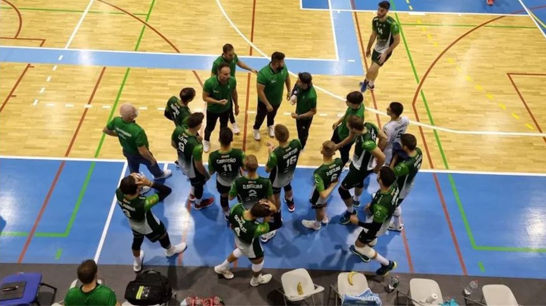 Manolo Berenguel dando instrucciones a sus jugadores. Manolo Berenguel dando instrucciones a sus jugadores.
