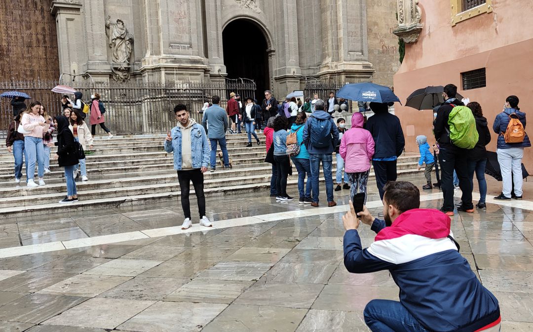 Turistas sin termer a la lluvia en la plaza de las Pasiegas de Granada, junto a la Catedral, en la mañana de este día de Todos los Santos de 2021 Turistas sin termer a la lluvia en la plaza de las Pasiegas de Granada, junto a la Catedral, en la mañana de este día de Todos los Santos de 2021