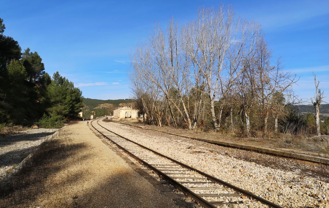 Tramo de la línea ferroviaria Cuenca-Utiel, sin servicio desde enero de 2021. Tramo de la línea ferroviaria Cuenca-Utiel, sin servicio desde enero de 2021.