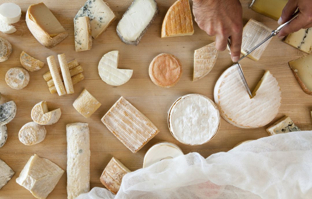 Los más de 4.000 quesos que participan en los World Cheese Awards se repartirán entre 85 mesas para que los 150 jueces puedan evaluarlos. Los más de 4.000 quesos que participan en los World Cheese Awards se repartirán entre 85 mesas para que los 150 jueces puedan evaluarlos.