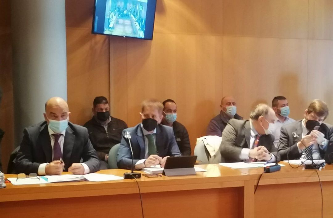 Los cuatro acusados por el asesinato de Javier Ardines sentados detrás de sus letrados en la primera jornada del juicio Los cuatro acusados por el asesinato de Javier Ardines sentados detrás de sus letrados en la primera jornada del juicio