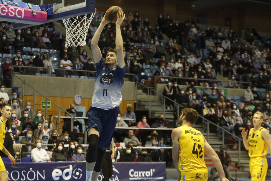 Birutis, uno de los protagonistas del partido, se dispòne a hacer un mate Birutis, uno de los protagonistas del partido, se dispòne a hacer un mate