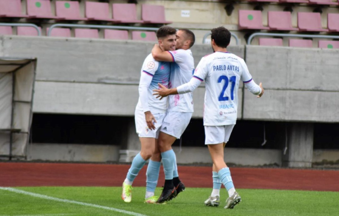 Escudero es felicitado por Samu y Pablo Antas tras marcar su gol Escudero es felicitado por Samu y Pablo Antas tras marcar su gol