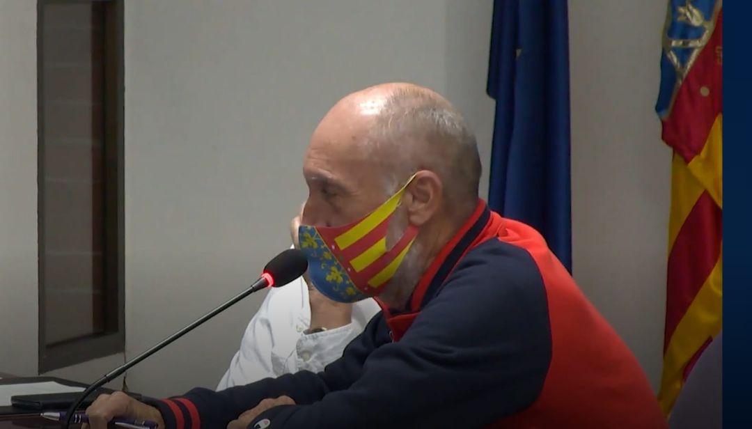 Jaume Giner, concejal del PP de Xaló, deurante su intervención en el pleno. Jaume Giner, concejal del PP de Xaló, deurante su intervención en el pleno.