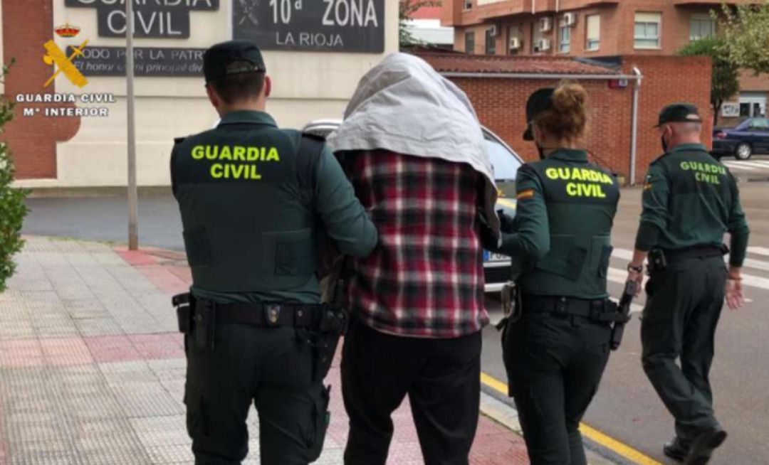 La Guardia Civil detiene al asesino del niño de 9 años de Lardero. La Guardia Civil detiene al asesino del niño de 9 años de Lardero.