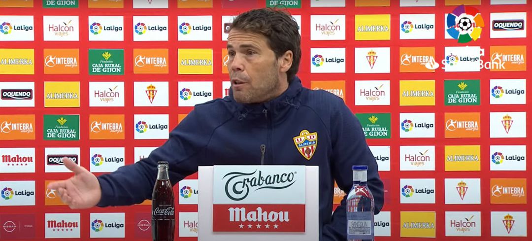 Rubi en la sala de prensa de El Molinón. Rubi en la sala de prensa de El Molinón.