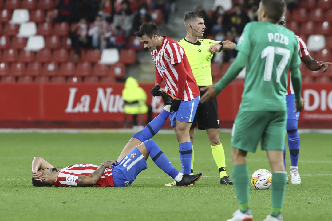 El Almería se impuso en El Molinón y es más líder. El Almería se impuso en El Molinón y es más líder.