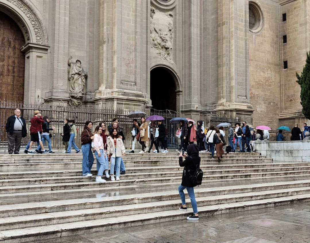 Turistas en la plaza de la Catedral de Granada el 1 de noviembre de 2021 Turistas en la plaza de la Catedral de Granada el 1 de noviembre de 2021