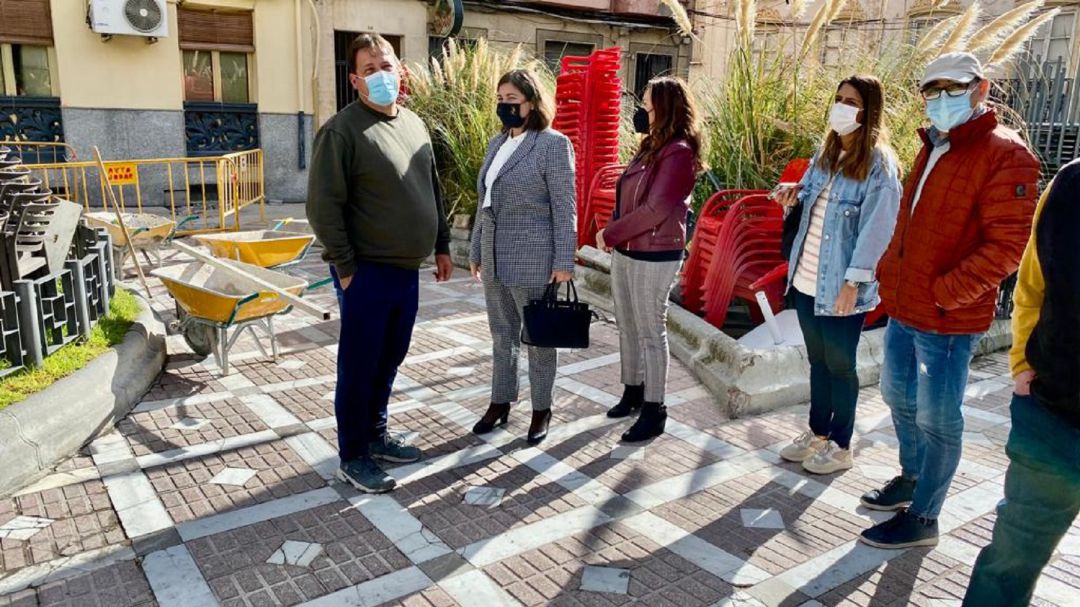 Momento de la visita a la actuación en la Plaza de España Momento de la visita a la actuación en la Plaza de España