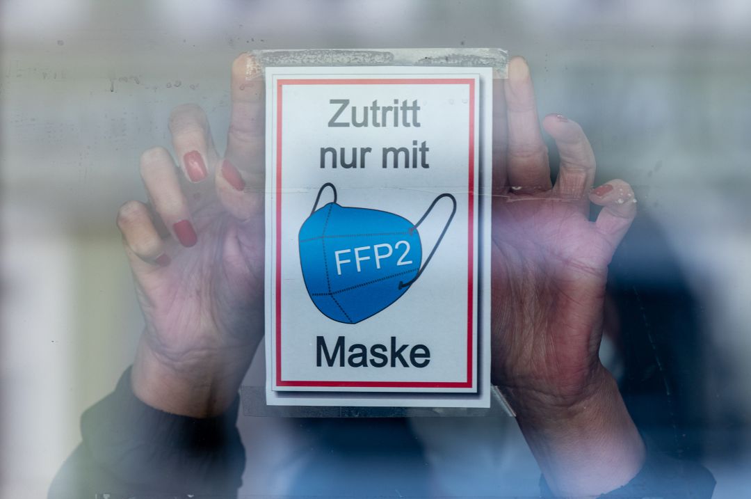 Un cartel en un comercio de a tienda de Straubing (Baviera) avisa que solo se puede acceder si llevas mascarilla FFP2. Un cartel en un comercio de a tienda de Straubing (Baviera) avisa que solo se puede acceder si llevas mascarilla FFP2.