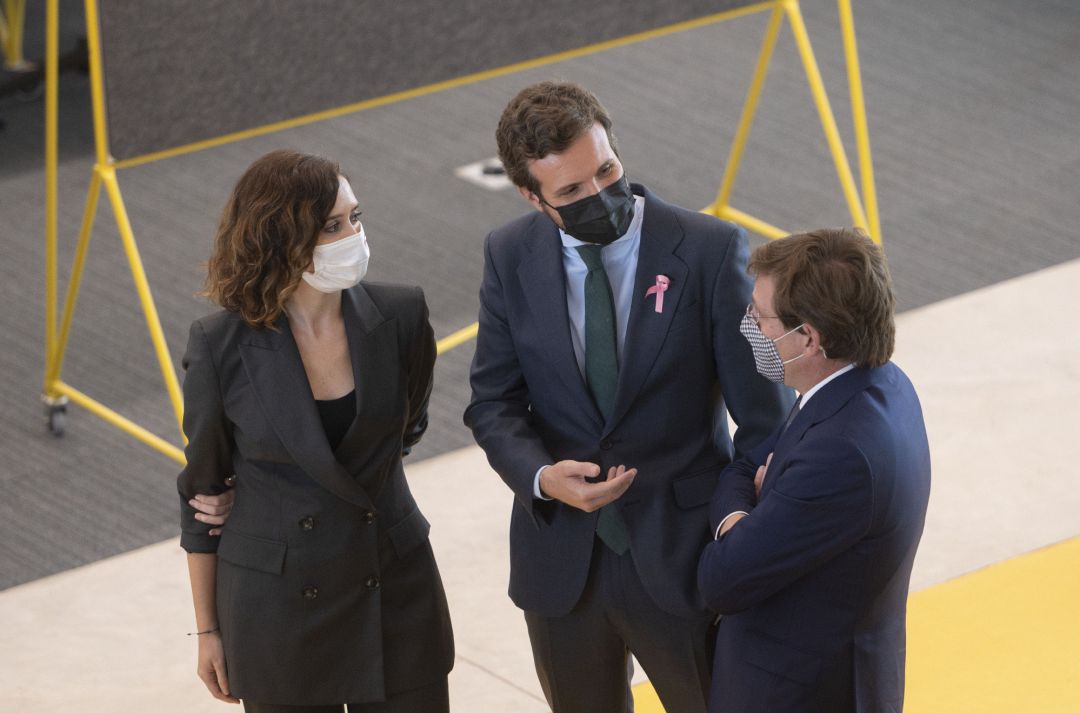 La presidenta de la Comunidad de Madrid, Isabel Díaz Ayuso; el presidente del PP, Pablo Casado y el alcalde de Madrid, José Luis Martínez-Almeida La presidenta de la Comunidad de Madrid, Isabel Díaz Ayuso; el presidente del PP, Pablo Casado y el alcalde de Madrid, José Luis Martínez-Almeida