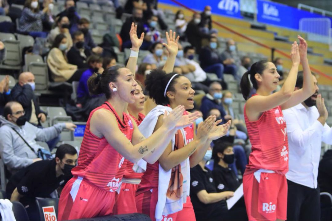 Alba Prieto xunto as súas compañeiras animando dende o banquiño Alba Prieto xunto as súas compañeiras animando dende o banquiño