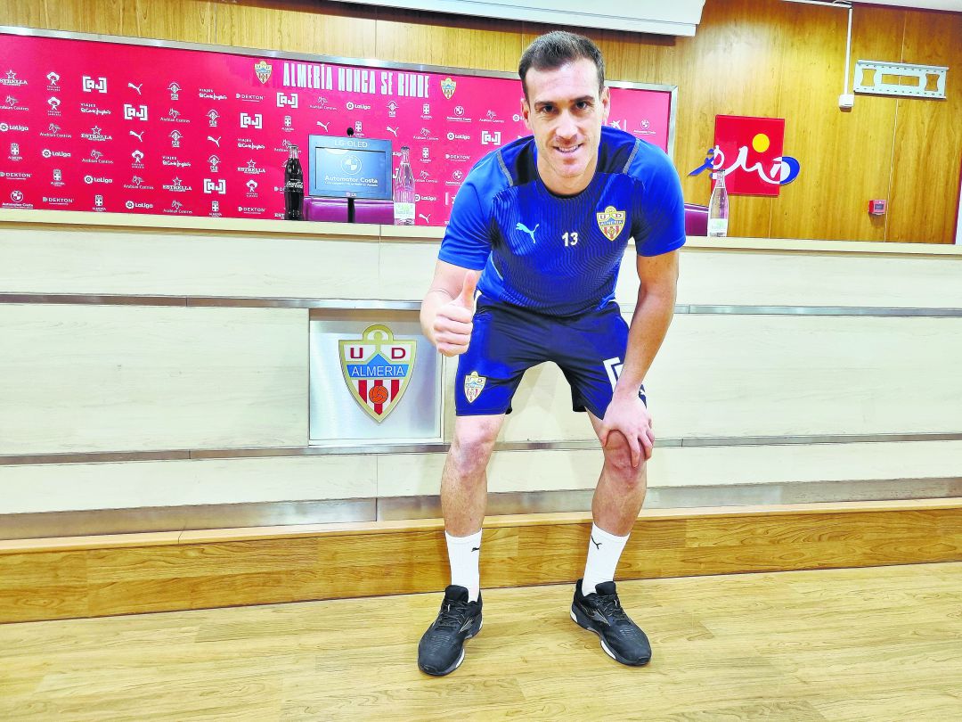Fernando con el escudo del Almería en la sala de prensa. Fernando con el escudo del Almería en la sala de prensa.