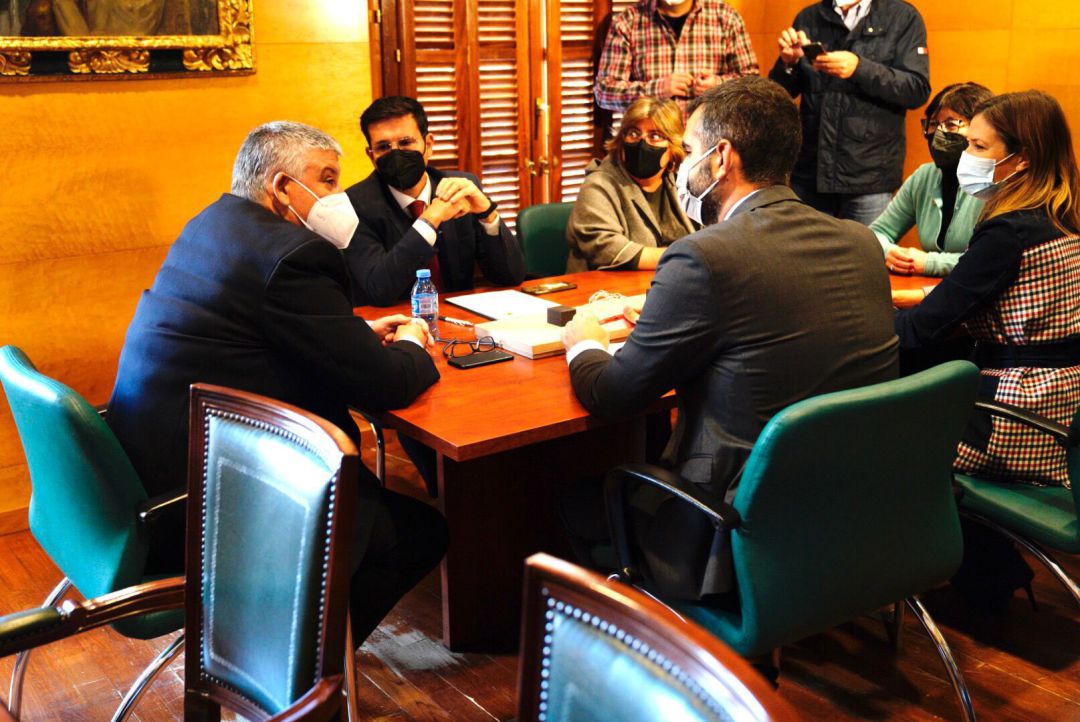 Reunión de los alcaldes de Granada, Almería y Guadix, en esta última ciudad granadina, para firmar un manifiesto por el Corredor Ferroviario Mediterráneo en esta zona de Andalucía Reunión de los alcaldes de Granada, Almería y Guadix, en esta última ciudad granadina, para firmar un manifiesto por el Corredor Ferroviario Mediterráneo en esta zona de Andalucía