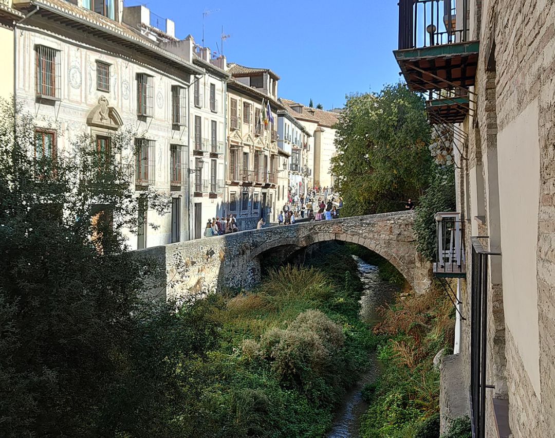 Turistas en la Carrera del Darro de Granada este mes de octubre de 2021 Turistas en la Carrera del Darro de Granada este mes de octubre de 2021