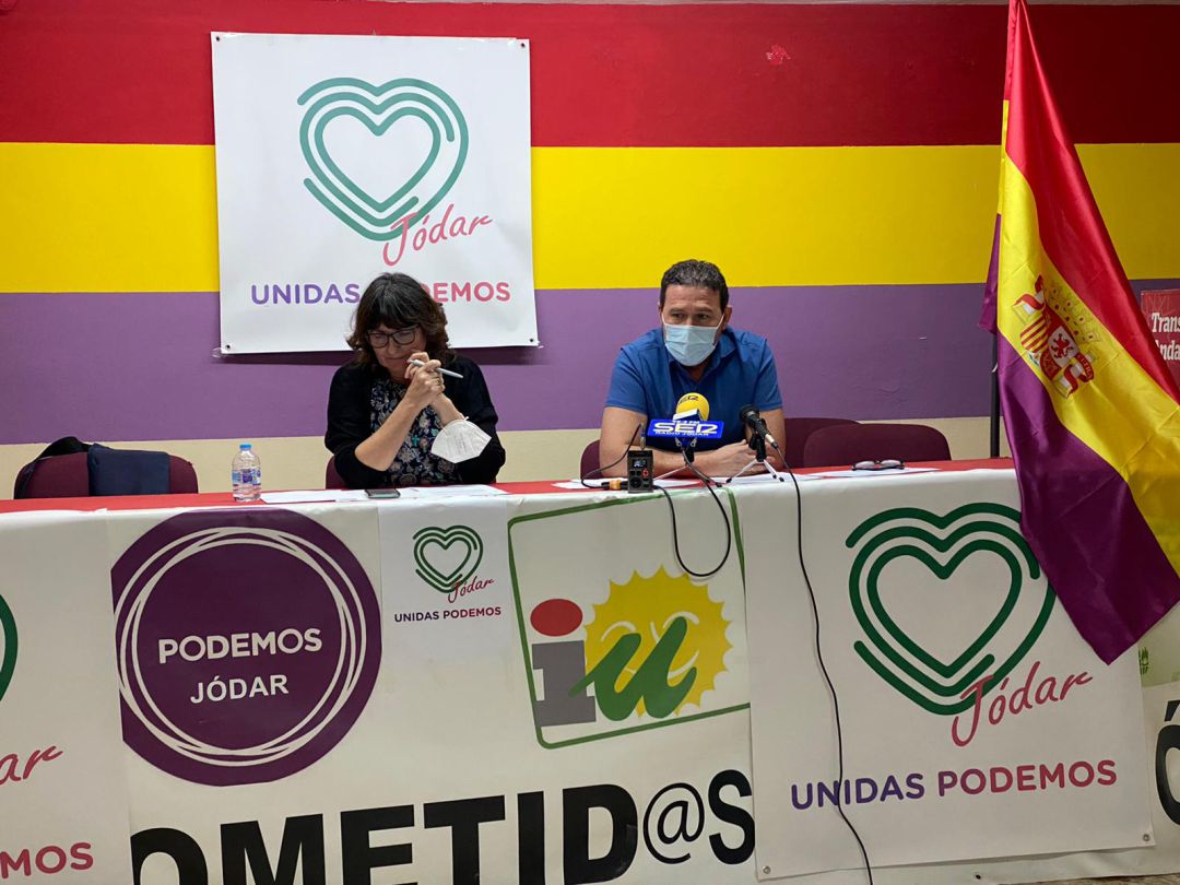 Momento de la rueda de prensa de IU y Podemos en la que daban a conocer el contenido de la reunión con la delegada de Agricultura Momento de la rueda de prensa de IU y Podemos en la que daban a conocer el contenido de la reunión con la delegada de Agricultura