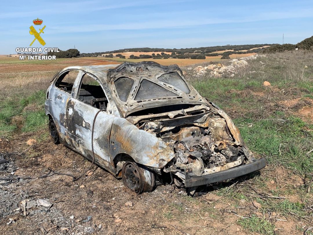 Vehículo calcinado en Villarejo de Fuentes Vehículo calcinado en Villarejo de Fuentes