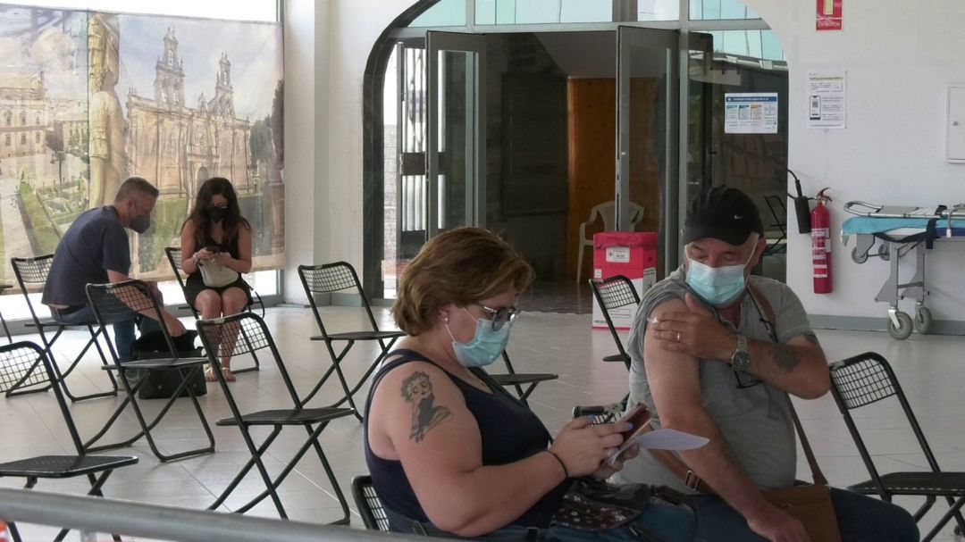 Varias personas esperan tras recibir la vacuna contra el coronavirus Varias personas esperan tras recibir la vacuna contra el coronavirus