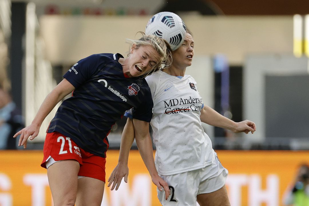 Anna Heilferty del Washington Spirit y Allysha Chapman del Houston Dash rematando de cabeza durante un partido. Anna Heilferty del Washington Spirit y Allysha Chapman del Houston Dash rematando de cabeza durante un partido.
