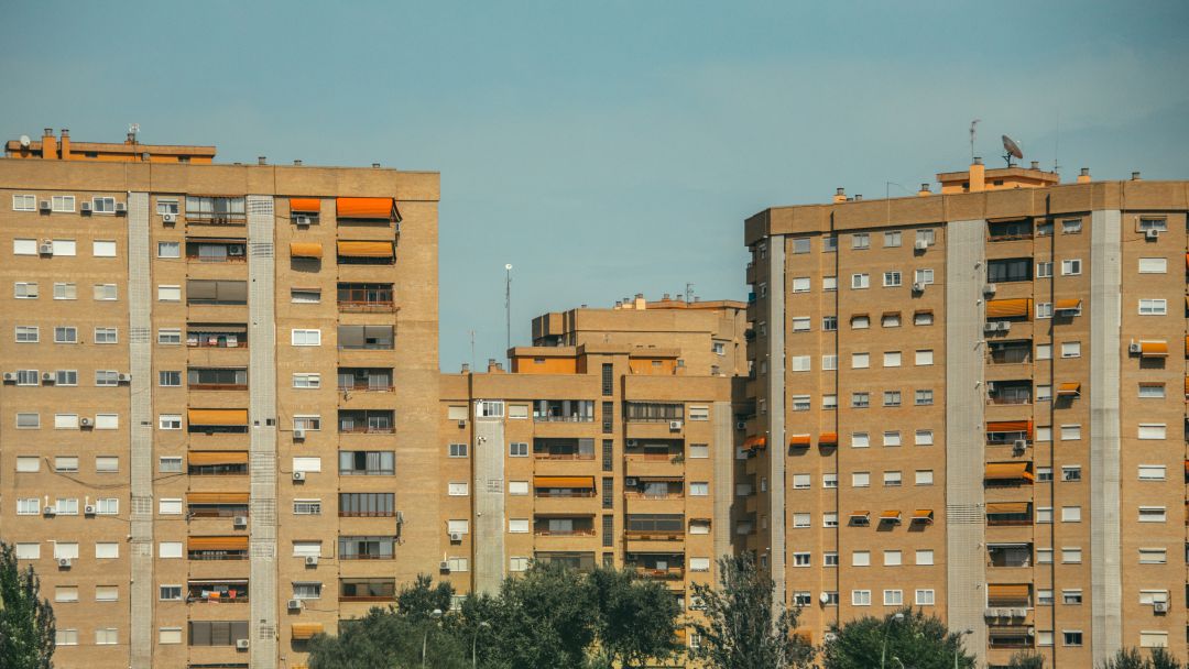 Un conjunto de edificios. Un conjunto de edificios.