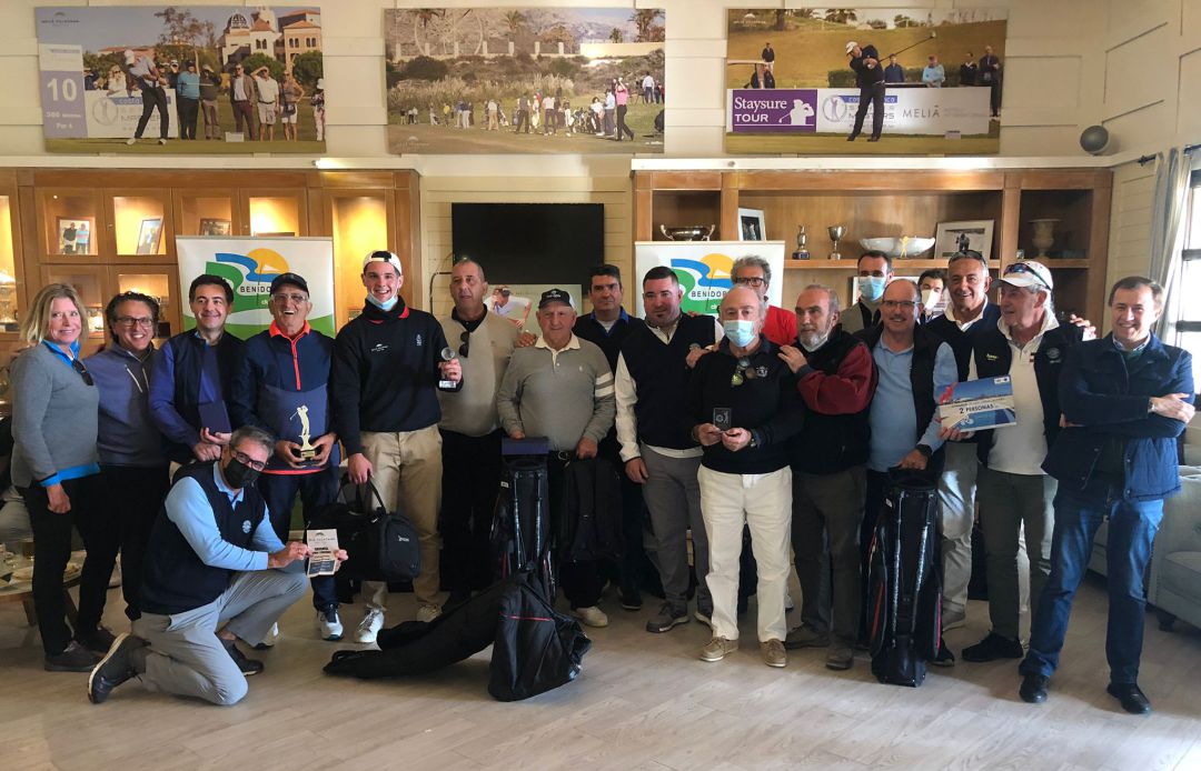 Junta Directiva y ganadores del Torneo de Otoño Junta Directiva y ganadores del Torneo de Otoño