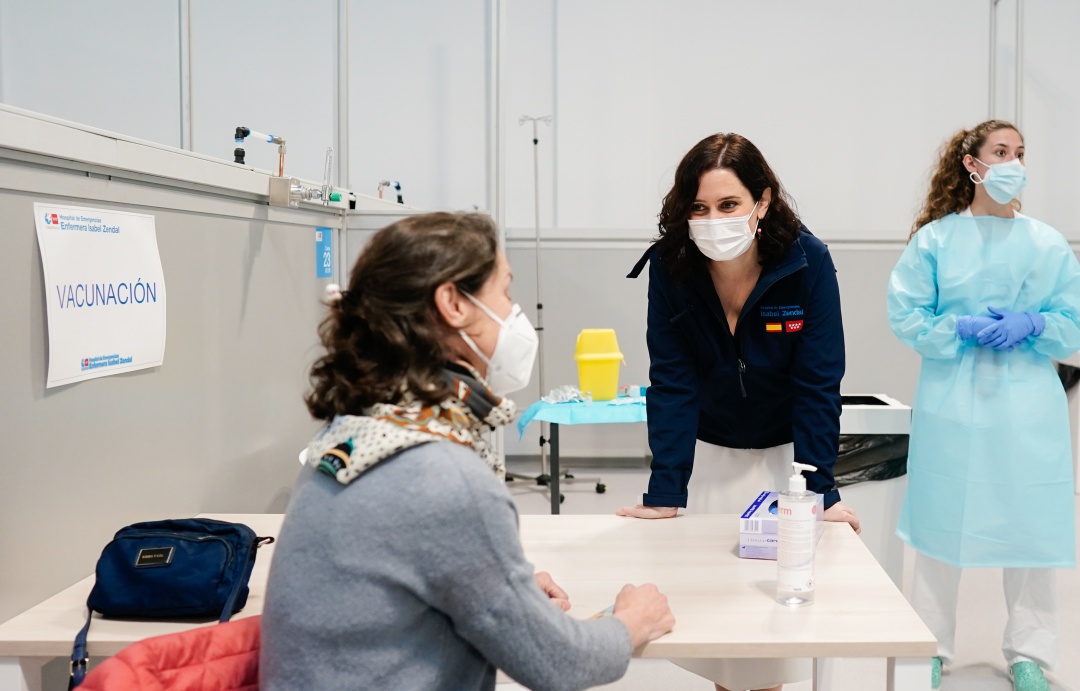 (ARCHIVO) Ayuso durante una visita al dispositivo de vacunación en el Hospital Enfermera Isabel Zendal (ARCHIVO) Ayuso durante una visita al dispositivo de vacunación en el Hospital Enfermera Isabel Zendal