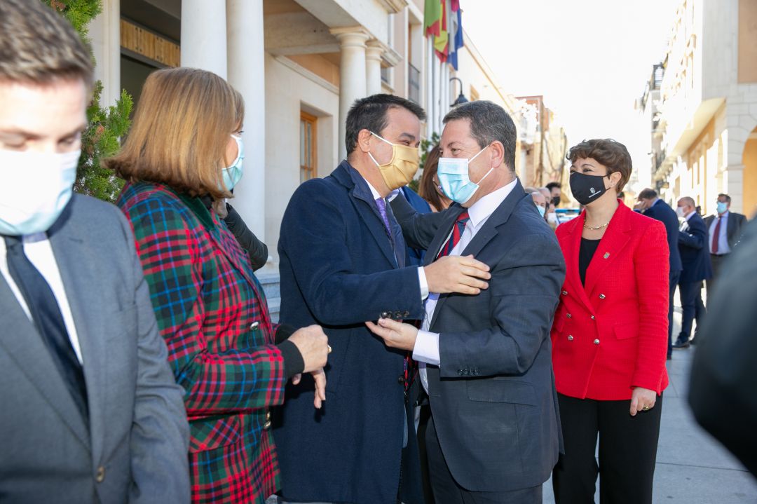 Emiliano García-Page saludando a Francisco Martínez Arroyo antes de la celebración del Consejo Emiliano García-Page saludando a Francisco Martínez Arroyo antes de la celebración del Consejo