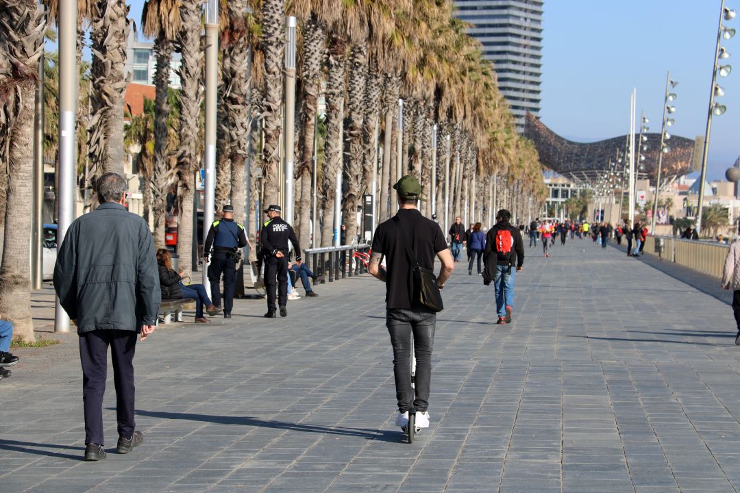 Un conductor de patinet pel passeig Marítim de Barcelona Un conductor de patinet pel passeig Marítim de Barcelona