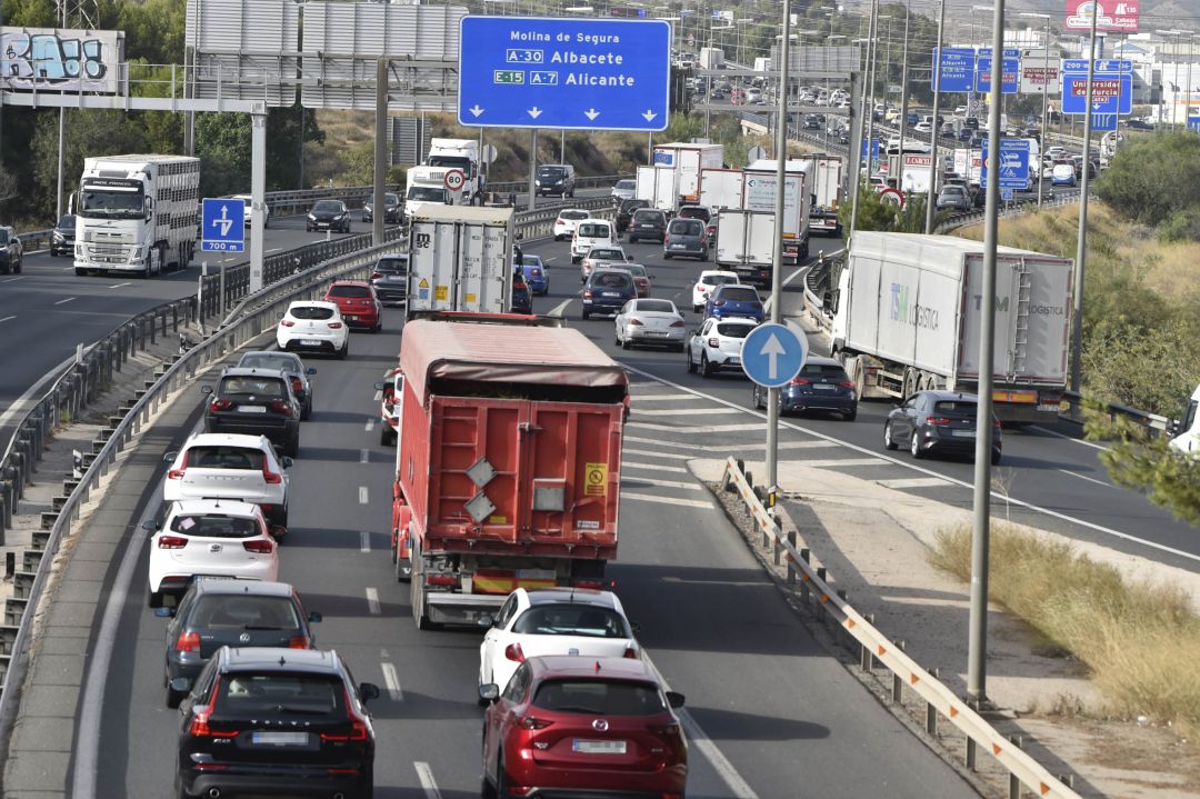 Vehículos en la autovía. Vehículos en la autovía.