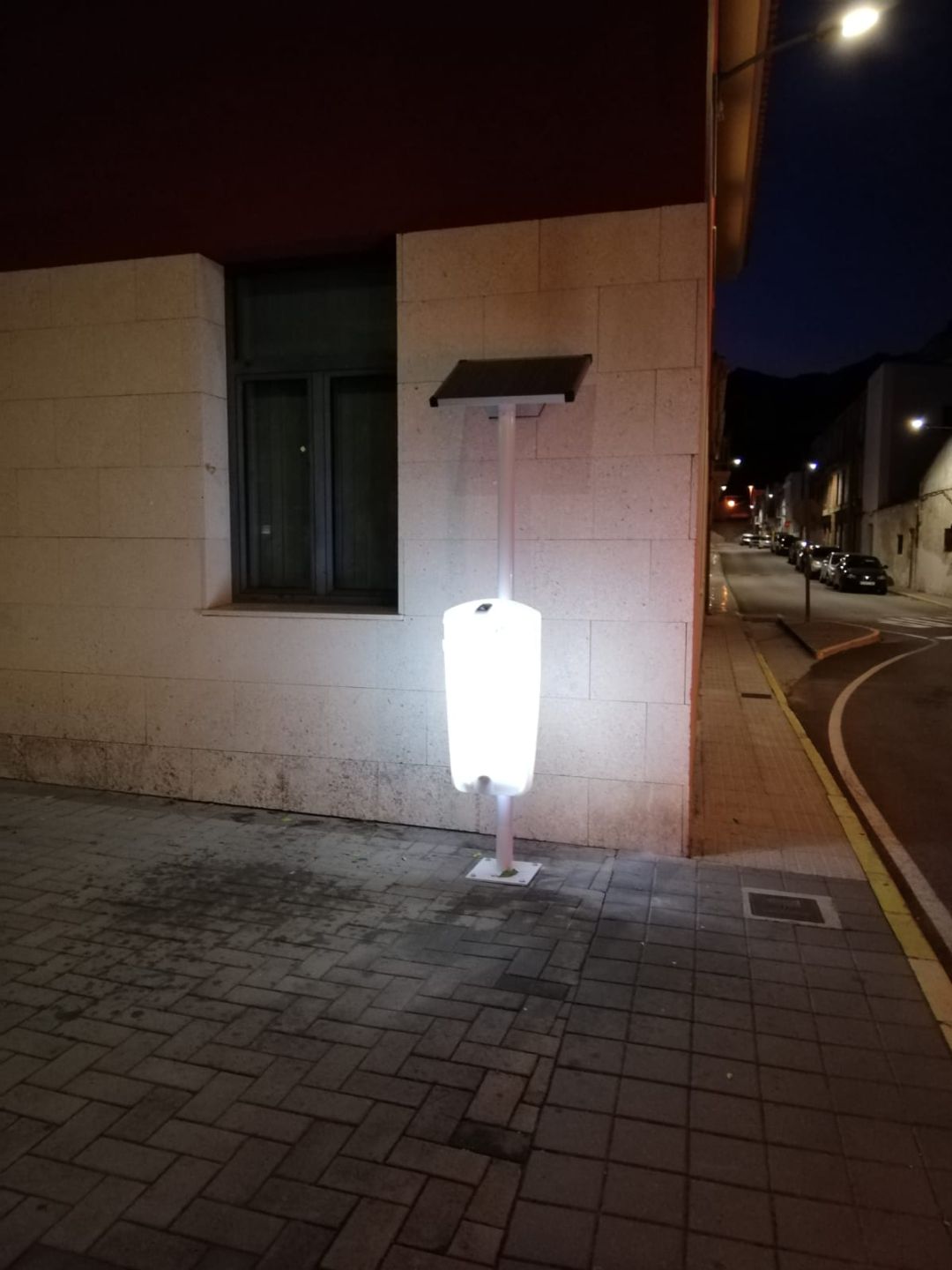 Papelera que se ilumina con luz solar. Papelera que se ilumina con luz solar.