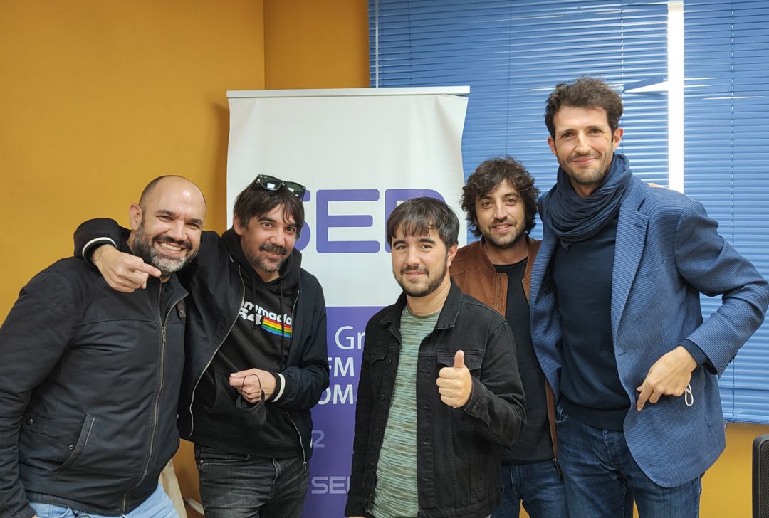 Noni, Álex y Alfredo (en el centro) junto a un fan, Juanma (i), y a Enrique Árbol (d) Noni, Álex y Alfredo (en el centro) junto a un fan, Juanma (i), y a Enrique Árbol (d)