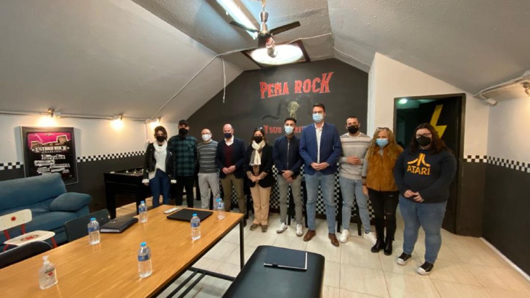 Foto de familia con diputado de Promoción, Francisco Javier Lozano, cuarto por la izquierda, acompañado por alcaldesa, concejales y socios de la Asociación Peñarock y sus Derivados Foto de familia con diputado de Promoción, Francisco Javier Lozano, cuarto por la izquierda, acompañado por alcaldesa, concejales y socios de la Asociación Peñarock y sus Derivados