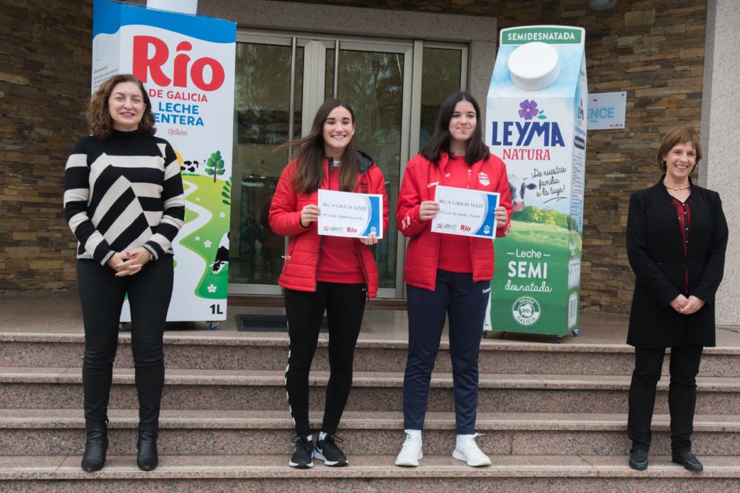 Carmen Lenca e Bibi Bouza posan xunto as loitadoras beneficiarias das axudas Carmen Lenca e Bibi Bouza posan xunto as loitadoras beneficiarias das axudas