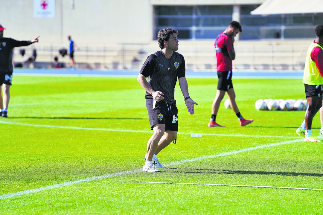 Rubi muy activo en el entrenamiento del Almería. Rubi muy activo en el entrenamiento del Almería.