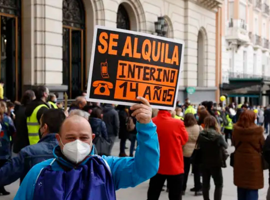 Un trabajador protesta por la situación de los interinos. Un trabajador protesta por la situación de los interinos.