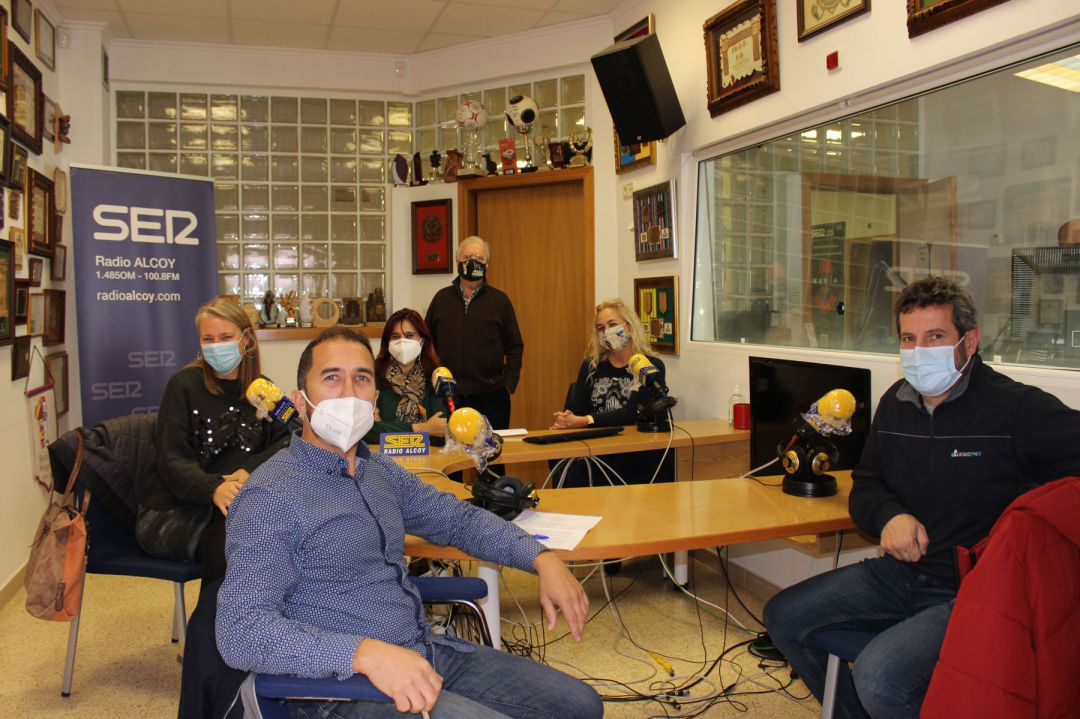 Juan Soler, Francisco Adrián, Ana Francés, Carolina Méndez y Paqui Ruiz, junto a Paco Aznar en el estudio de Radio Alcoy Juan Soler, Francisco Adrián, Ana Francés, Carolina Méndez y Paqui Ruiz, junto a Paco Aznar en el estudio de Radio Alcoy