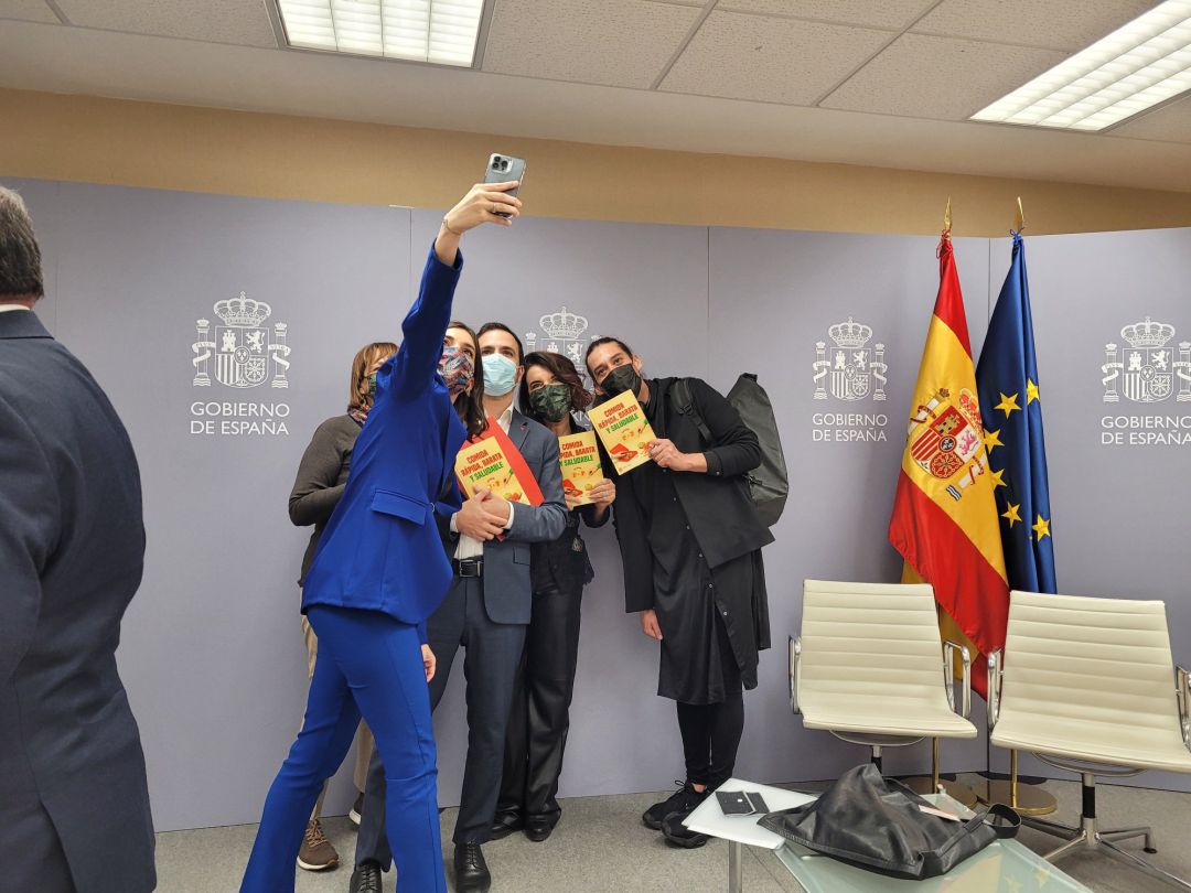 Boticaria García y el ministro Garzón posan con el libro 'Cómida rápida, barata y saludable'. Boticaria García y el ministro Garzón posan con el libro 'Cómida rápida, barata y saludable'.