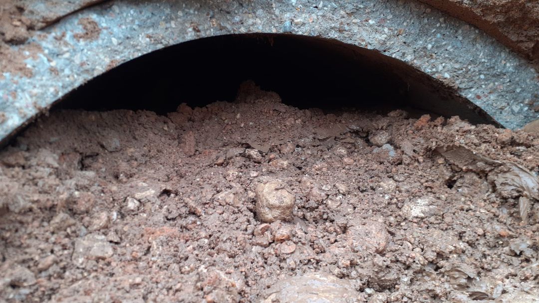 Uno de los tubos anegados por barro y piedras Uno de los tubos anegados por barro y piedras