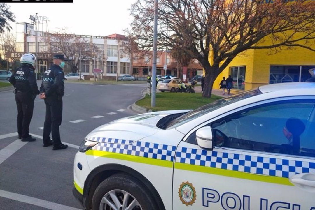 La rápida intervención de estos dos policías locales de Andújar ha permitido salvar la vida de este bebé La rápida intervención de estos dos policías locales de Andújar ha permitido salvar la vida de este bebé