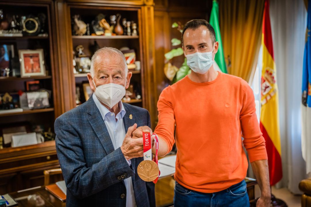 Gabriel Amat con el medallista olímpico. Gabriel Amat con el medallista olímpico.