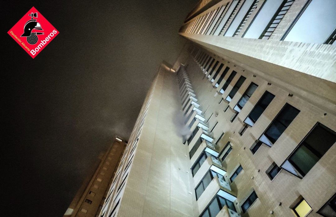 La columna de humo era visible desde el exterior del edificio La columna de humo era visible desde el exterior del edificio