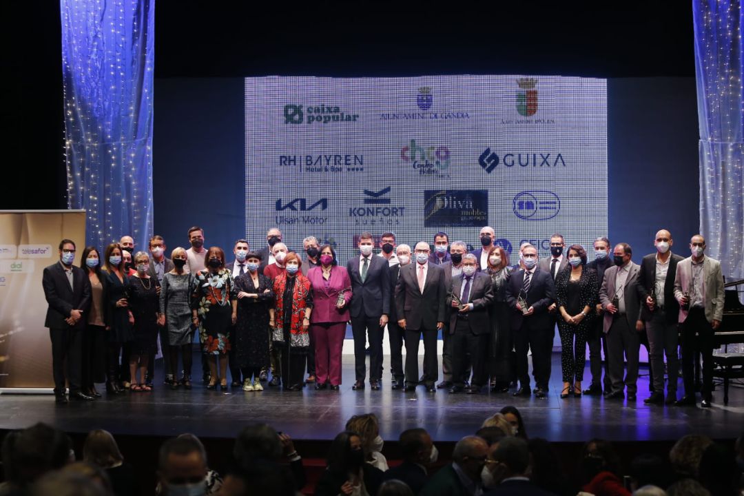 Foto de família dels premiats en la XI gala dels Premis del Grup Ràdio Gandia Foto de família dels premiats en la XI gala dels Premis del Grup Ràdio Gandia
